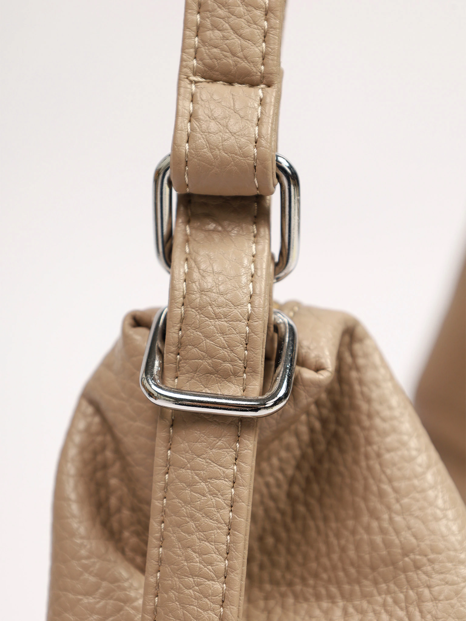 Сумка-шоппер с декоративными пуллерами в ассортименте